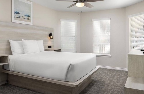 Galveston Hotel | 2 Stylish Resort Villas w/Kitchen + Beach Access Near Attractions