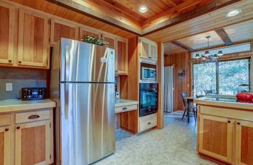 Sunriver House | 22 Rogue Home with Private Hot Tub, BBQ, and Game Room