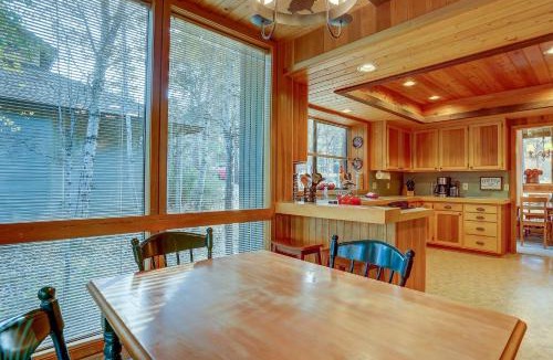 Sunriver House | 22 Rogue Home with Private Hot Tub, BBQ, and Game Room