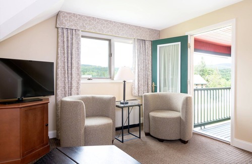 West Dover Condo | 2BR Loft With Views | Ski-In Access
