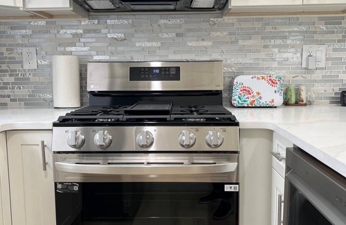 West Side House | 2BR + Office Near NYC, 15 Min MetLife/EWR Park
