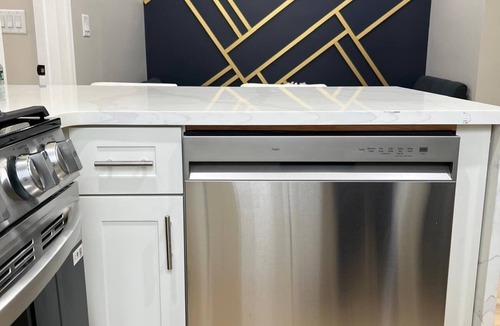 West Side House | 2BR + Office Near NYC, 15 Min MetLife/EWR Park