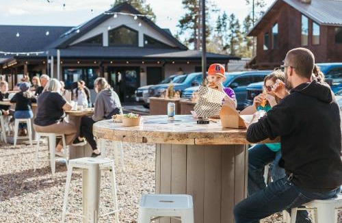 Oregon Water Wonderland House | 3 bed 2 bath Cabin Pet Friendly Hot Tub Sunriver Home