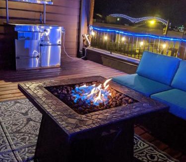 Downtown Memphis Villa | 3 blocks to Beale, 4B 6B, Garage, Roof Top Deck, Hot Tub, View, Sleeps 18