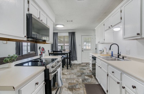 Conway House | 3 BR Amazing Fully Fenced Home Close to the Colleges