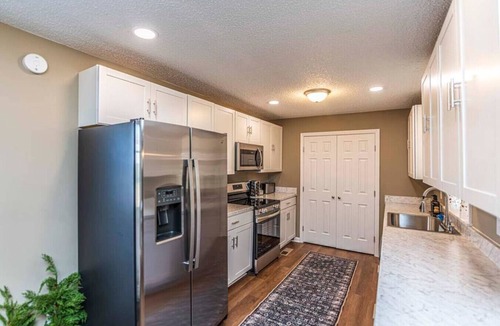 Covington House | 3-BR Retreat, Hot Tub, EV, close to Blue Oval City