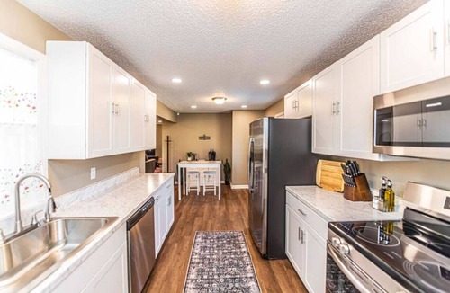 Covington House | 3-BR Retreat, Hot Tub, EV, close to Blue Oval City