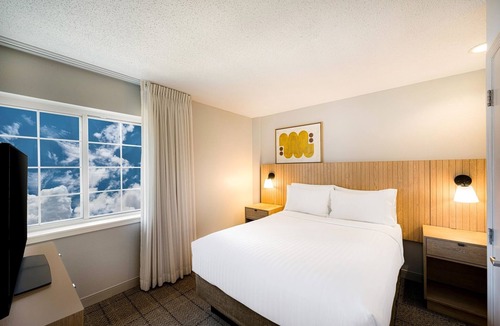Exchange Place North Hotel | 3 Modern Units! Pet-Friendly, Close to New Jersey Colgate Clock