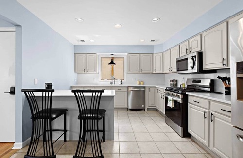 Lyndhurst Apartment | 3BR Family Stay Near NYC | Pool + Free Parking
