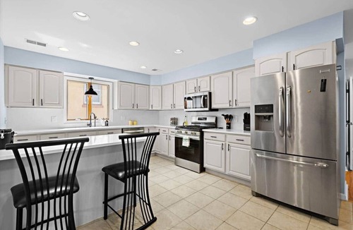 Lyndhurst Apartment | 3BR Family Stay Near NYC | Pool + Free Parking