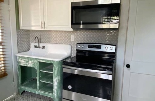 Historic Old Northeast Apartment | (4) 320 Unit #4 · Downtown St. Pete/Historic Old NE Retreat #4