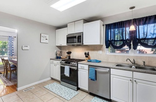 Manchester House | 4BR Fenced Yard, Pet-Friendly, Games & Ping Pong