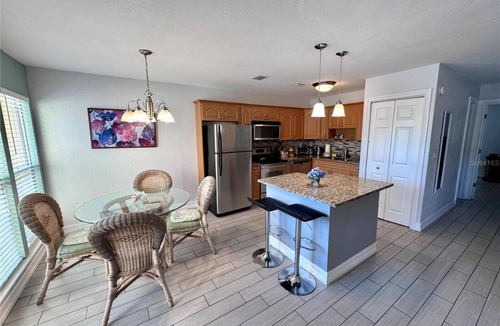 Gulf Gate Estates Condo | 5 minutes drive to nr Siesta Key 1/1 Large condo. The pool heated
