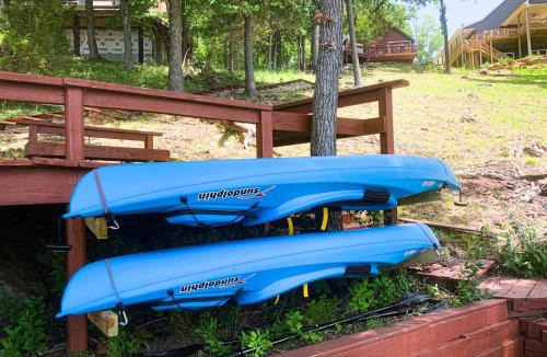 Marion House | 5BR Log Home w Hot Tub & Dock on Lake of Egypt