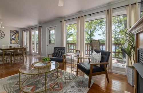 Marion House | 5BR Log Home w Hot Tub & Dock on Lake of Egypt