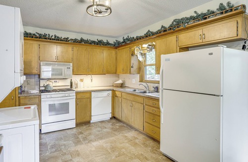 Independence House | 6 Mi to Kansas City Stadium! Home w/Fenced Yard