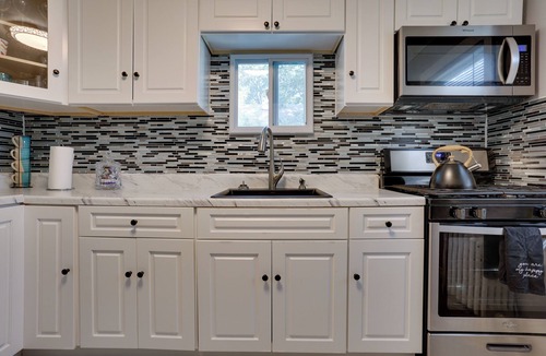 Teaneck House | 8 Mi to MetLife Stadium: Pet-Friendly Home w/Yard
