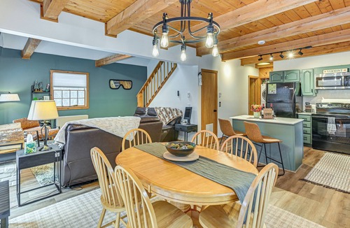 Wilmington Cabin | 8 Mi to Mt Snow: 'Cozy Bear Cabin' w/Hot Tub!