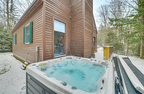 Wilmington Cabin | 8 Mi to Mt Snow: 'Cozy Bear Cabin' w/Hot Tub!
