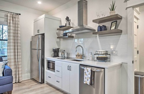 Downtown Apartment | Airy Bentonville Studio < 1 Mile to City Square!