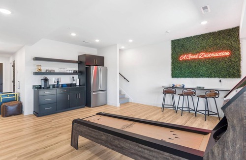 Hollister House | Amazing Table Rock Views with Private Hot Tub, Theatre Room & Free Daily Branson Attraction Tickets