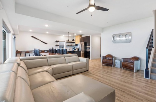 Hollister House | Amazing Table Rock Views with Private Hot Tub, Theatre Room & Free Daily Branson Attraction Tickets