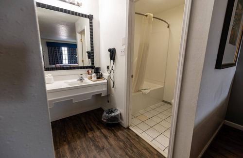 Russellville Hotel | American Inn & Suites Russellville