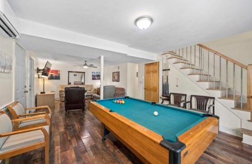 Royal Pines House | Asheville's Ultimate Retreat with Hot Tub Ping Pong Table Pool Table Lots to do Family Friendly