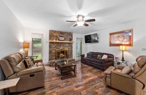 Royal Pines House | Asheville's Ultimate Retreat with Hot Tub Ping Pong Table Pool Table Lots to do Family Friendly