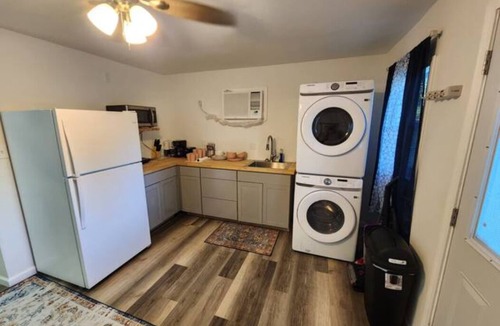 Whitehaven House | Backyard Spacious Guest house perfect for relaxing