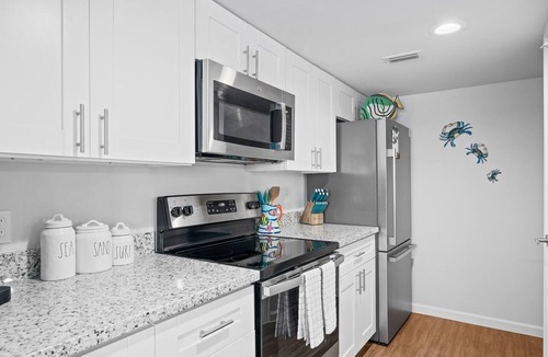 Harbor Oaks Condo | Bay Breeze Bungalow | Pier & Community Pool!