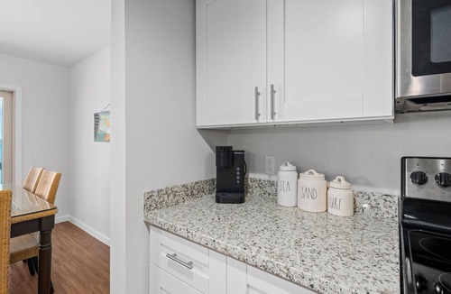 Harbor Oaks Condo | Bay Breeze Bungalow | Pier & Community Pool!