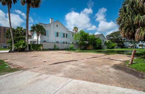 Del Mar House | Bayfront Breeze on Ocean Drive Sleeps 15