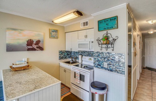 North Beach Condo | Beach View Balcony! Corpus Christi Condo w/Pool
