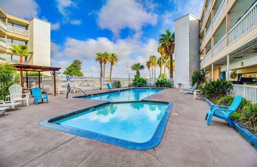 North Beach Condo | Beach View Balcony! Corpus Christi Condo w/Pool