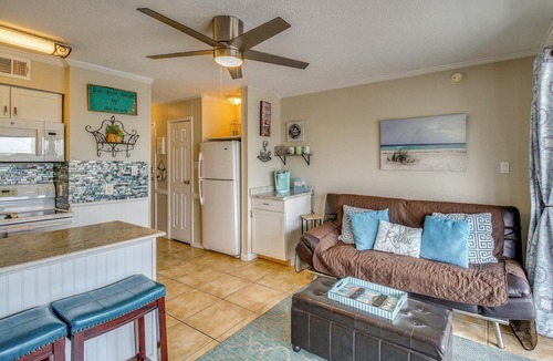 North Beach Apartment | Beach View Balcony! Corpus Christi Condo w/Pool