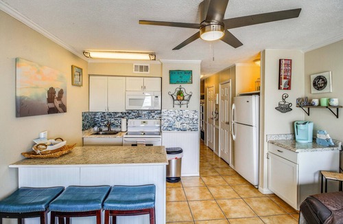 North Beach Apartment | Beach View Balcony! Corpus Christi Condo w/Pool