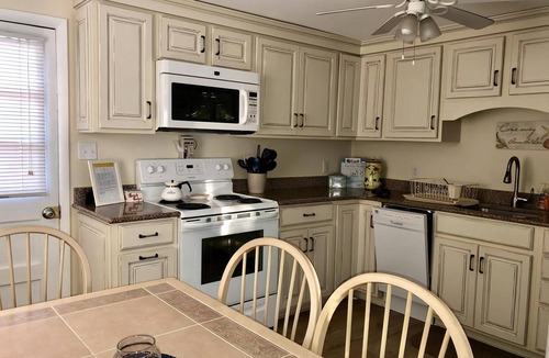 Holgate House | Beachy cape cod perfect for families