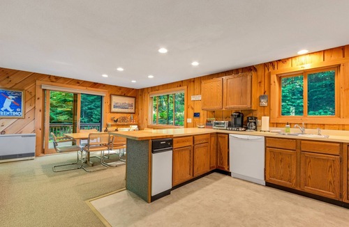 West Dover House | Bears Den Chalet | Ski Home Trail, Moover Shuttle, Outdoor Hot Tub!