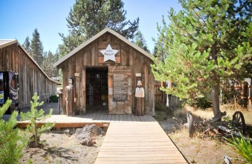 Three Rivers Resort | Bend-Sunriver Camping Resort Two-Bedroom Cabin 7