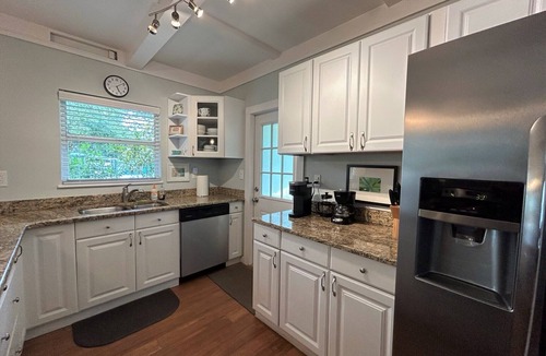 Ringling Park House | Best SRQ Location> Trolley to Beach, Walk Downtown. Bike Legacy Trail, Pets OK.