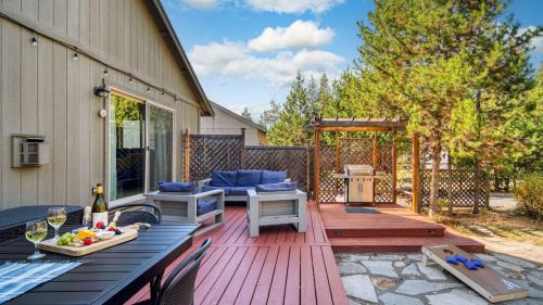 Oregon Water Wonderland House | Black Bear Cabin by AvantStay
