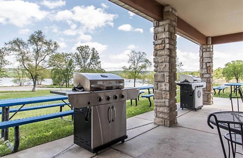 Big Cedars Ski Chalet | BLOCK Paradise Point 3br