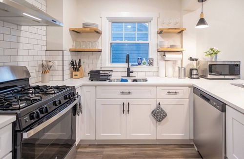 Glen Ridge Apartment | Bloomfield 3 Bed, 1 Bath. Walk 2 train to NYC, Laundry-In Unit, Pets OK, Parking