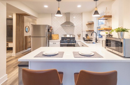 Glen Ridge Apartment | Bloomfield 3 Bed, 1 Bath. Walk 2 train to NYC, Laundry-In Unit, Pets OK, Parking