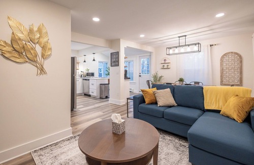 Glen Ridge Apartment | Bloomfield 3 Bed, 1 Bath. Walk 2 train to NYC, Laundry-In Unit, Pets OK, Parking