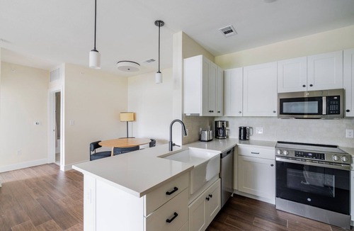 Scofield Farms Apartment | Blueground | Scofield Farms, pool, nr park