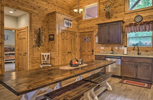 Reeds Spring Cottage | Branson West Cabin w/Pool Access & Golfing