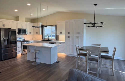 Silver Lake House | Breathtaking mountain & Sunrise views with AC in charming Everett