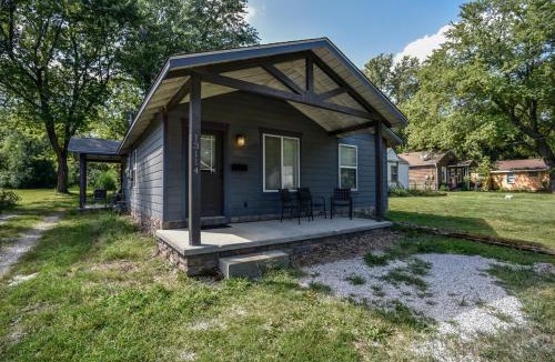 Grandview House | Bright and Quiet 1BR with Kitchen, Backyard and Parking
